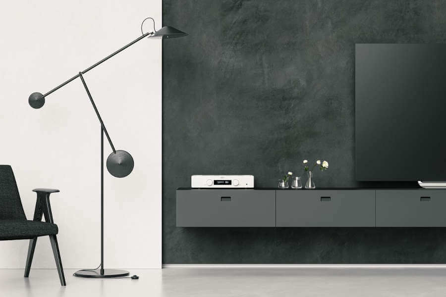 Amplificateur Hegel H120 mis en situation sur un meuble