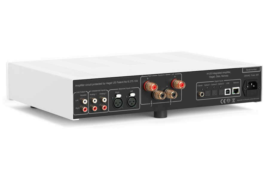 Vue trois-quart arrière de l'amplificateur Hegel H120 et de sa connectique