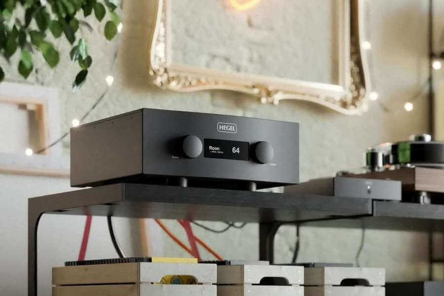 Amplificateur Hegel H600 mis en situation sur un meuble