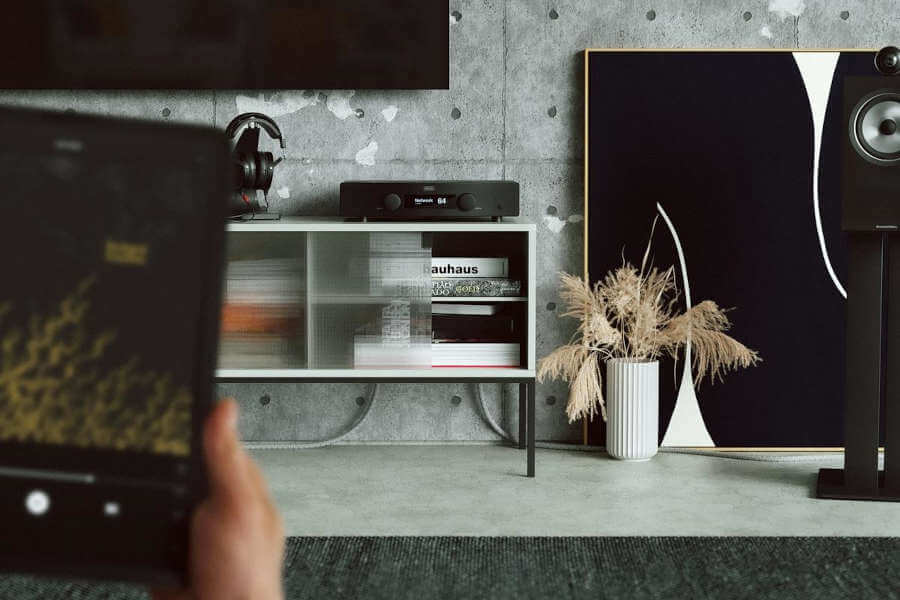 Amplificateur Hegel H95 mis en situation sur un meuble