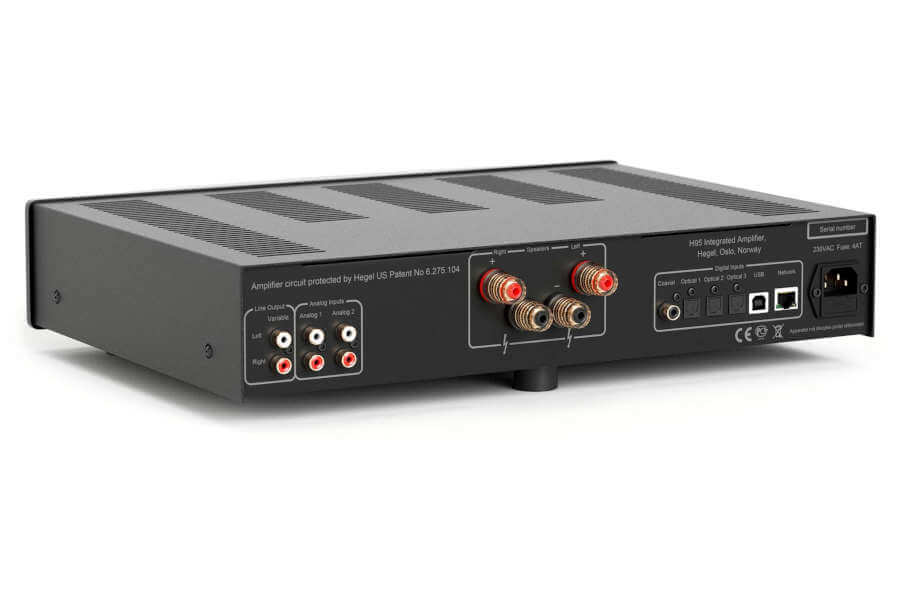 Vue trois-quart arrière de l'amplificateur Hegel H95 et de sa connectique