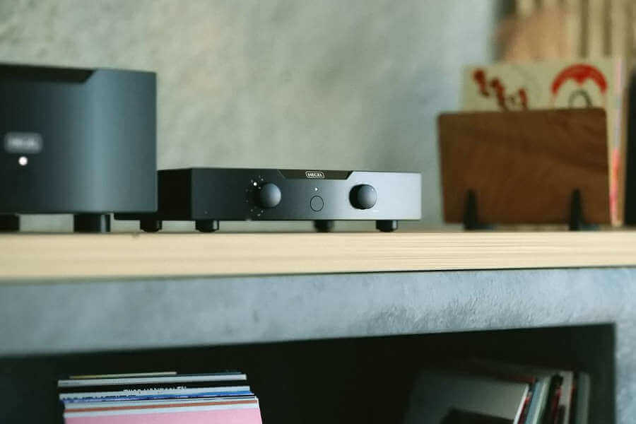 Amplificateur de puissance Hegel H30A mis en situation sur un meuble