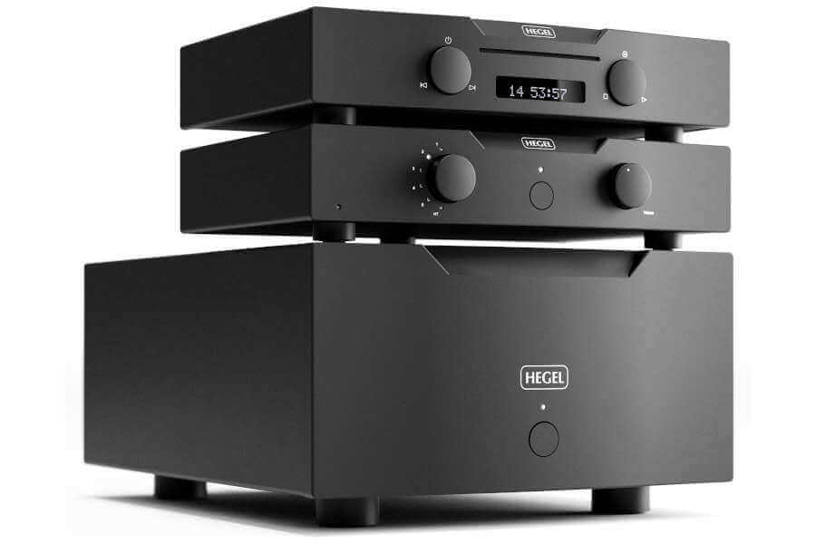 Vue trois-quart face de l'amplificateur de puissance Hegel H30A avec le préamplificateur P30A et le lecteur CD Viking
