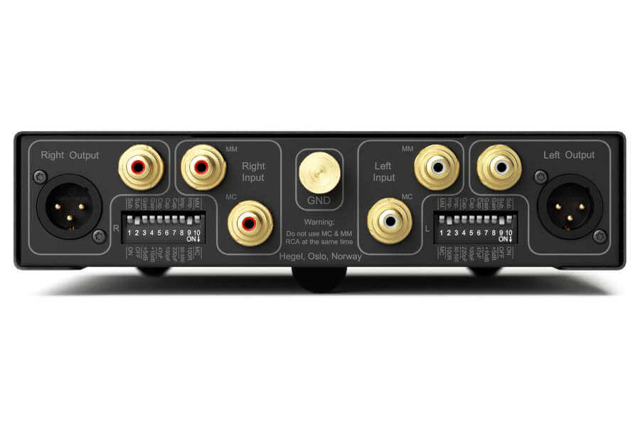 Vue arrière de l'amplificateur Hegel v10 et de sa connectique