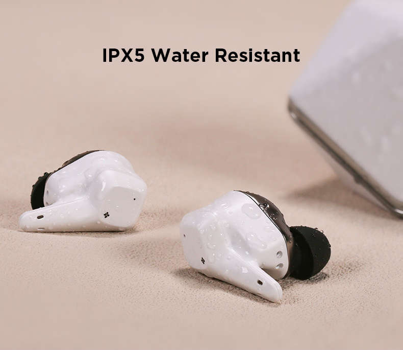 Doté d'une résistance à l'eau IPX5, le SVANAR Wireless LE offre une protection fiable contre l'eau, vous permettant de profiter de votre musique sans souci, même sous une pluie légère.