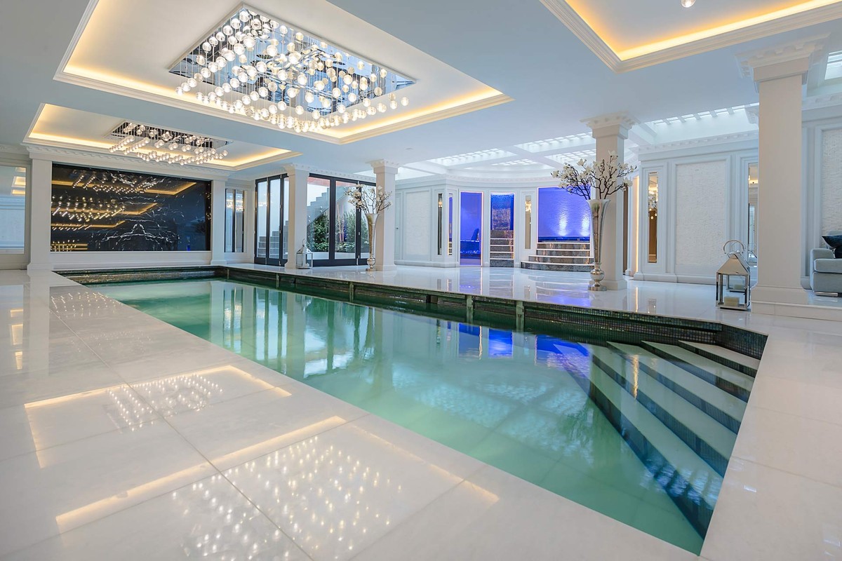 Piscine intérieure à colonnes et lustre en cristal