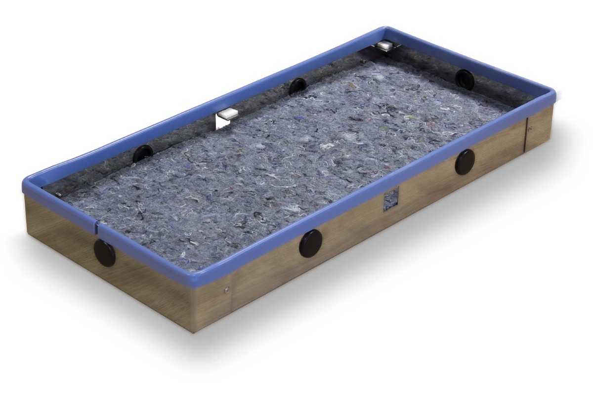 Cassa in acciaio inox vista di tre quarti, con cornice di allineamento blu e tappetino in denim