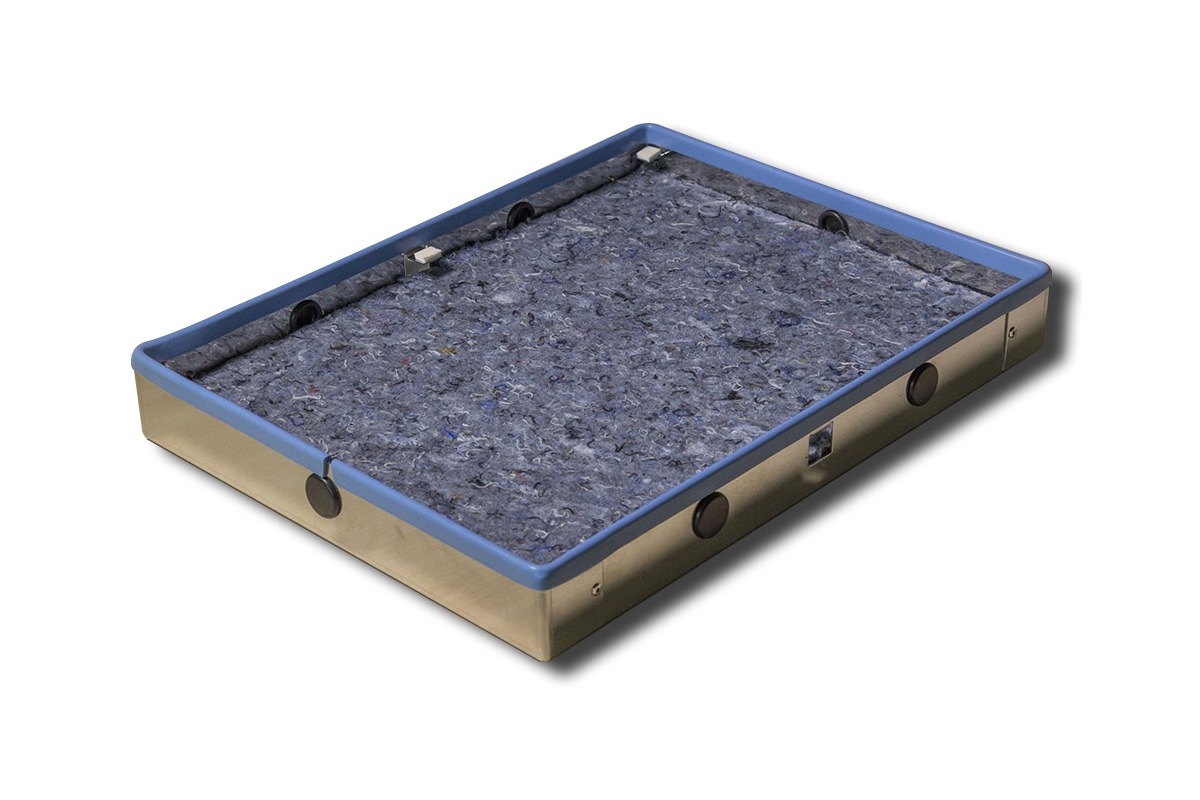 Caisson en acier inoxydable vu de trois quarts, bordure d'alignement bleue et tapis en denim