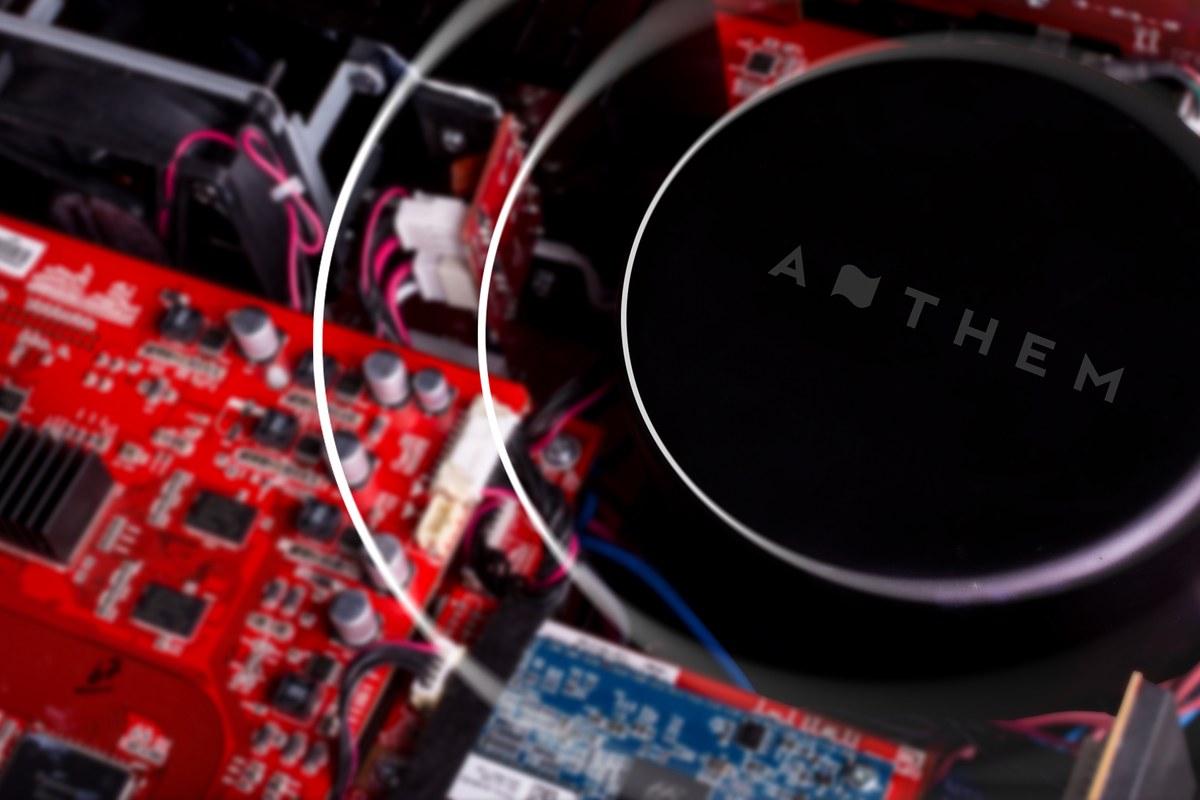 Nahaufnahme des Receiver-Innenlebens, rote Platine und schwarze runde Abdeckung mit Markenlogo