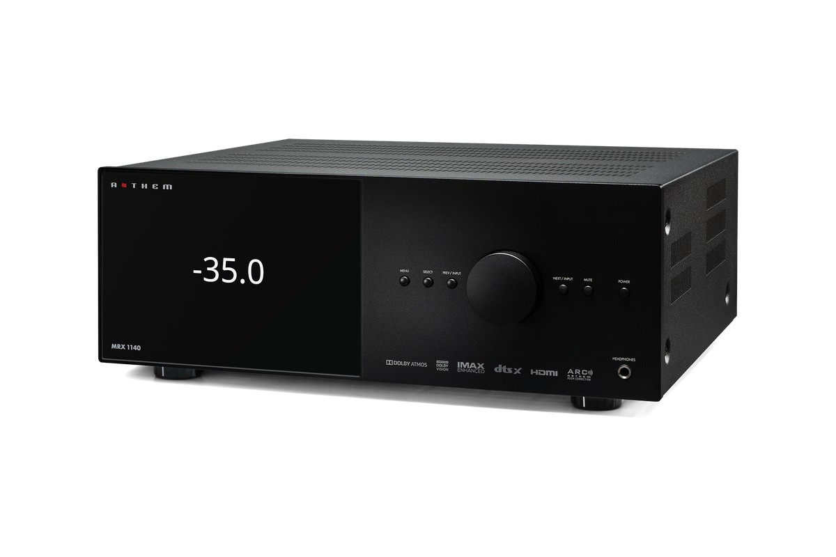 Anthem MRX 1140 8K in Dreiviertelansicht von vorn, schwarze Front mit Display und Bedienelementen