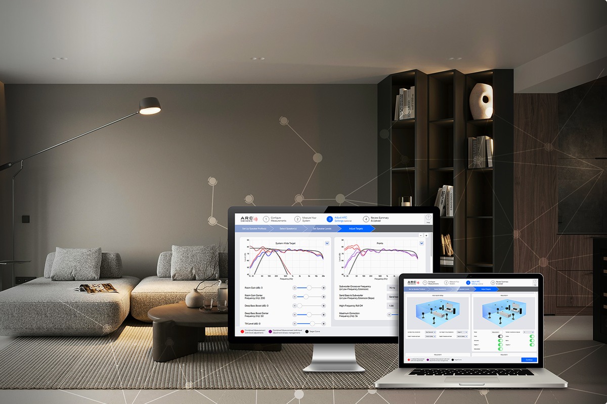 Schlichtes Wohnzimmer mit zwei Bildschirmen mit der Software zur Raumkorrektur