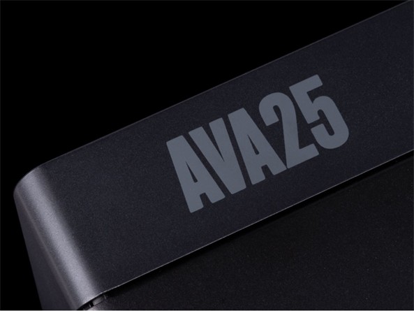 ARCAM AVA25 dans une pièce home cinéma avec plusieurs enceintes visibles