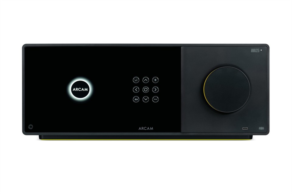 Panneau arrière de l'AVA25 avec sept entrées HDMI et sorties multicanaux