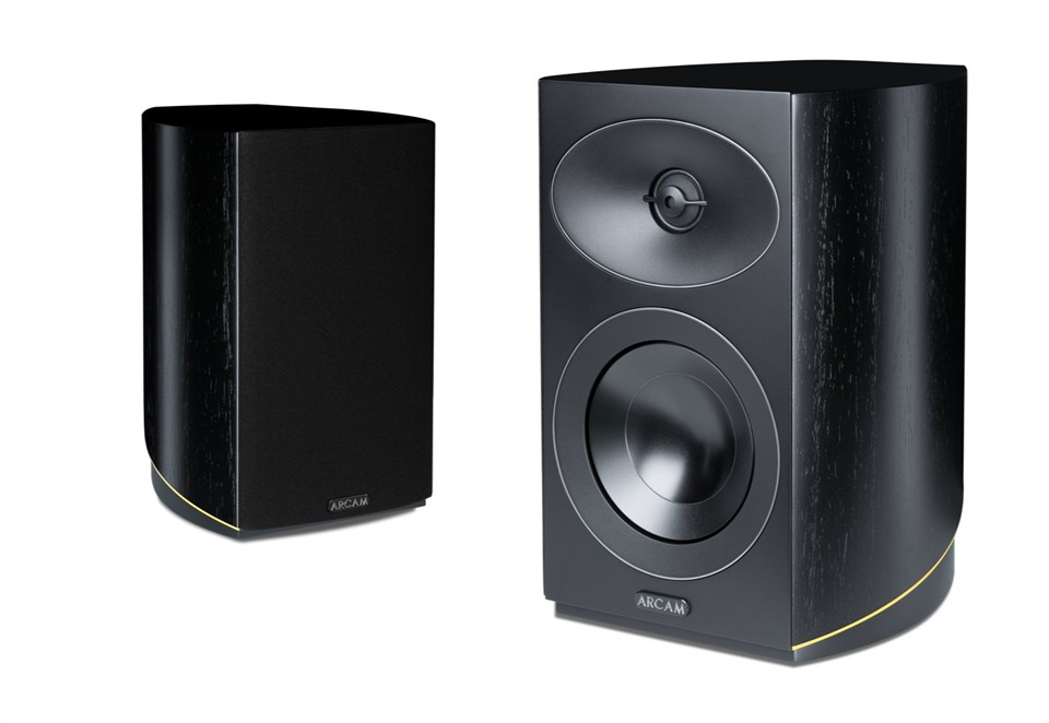 ARCAM R15 auf einem dedizierten Standfuß in einem Hörraum