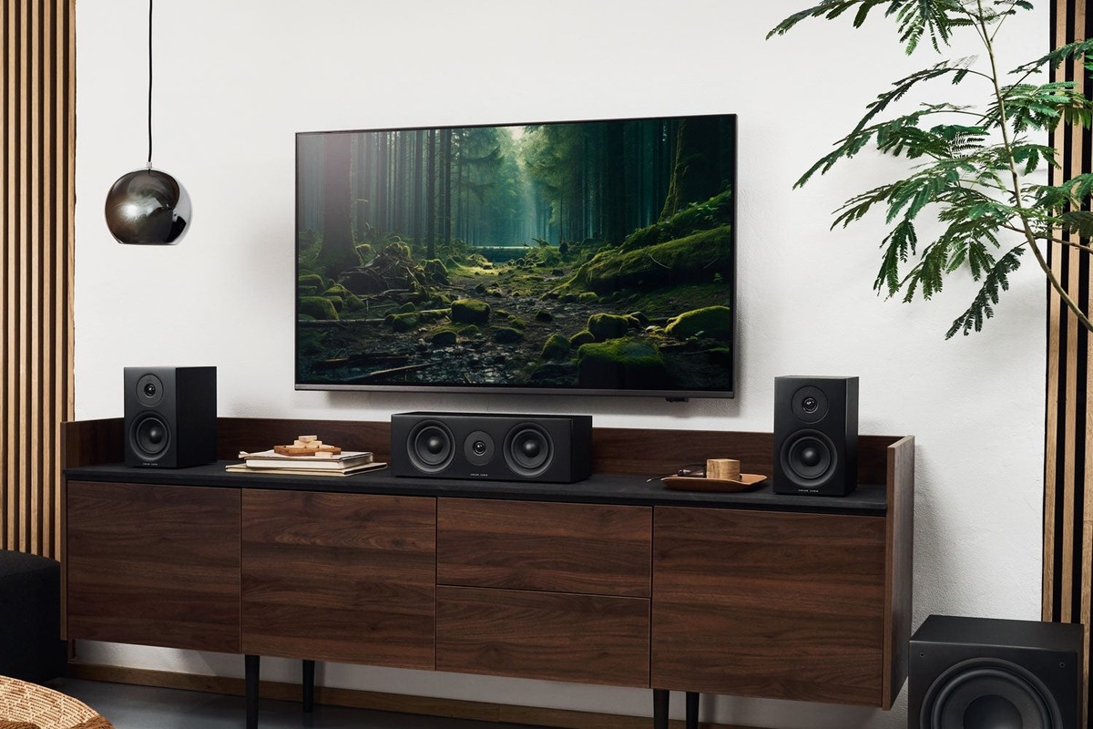 Mobile TV in noce con due piccoli diffusori neri, un canale centrale e un subwoofer