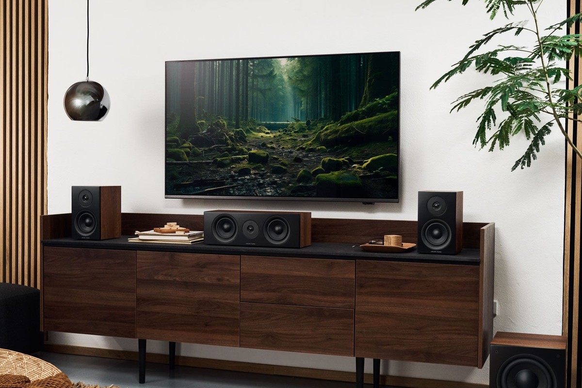 Meuble TV en noyer avec une enceinte centrale et deux petites enceintes assorties