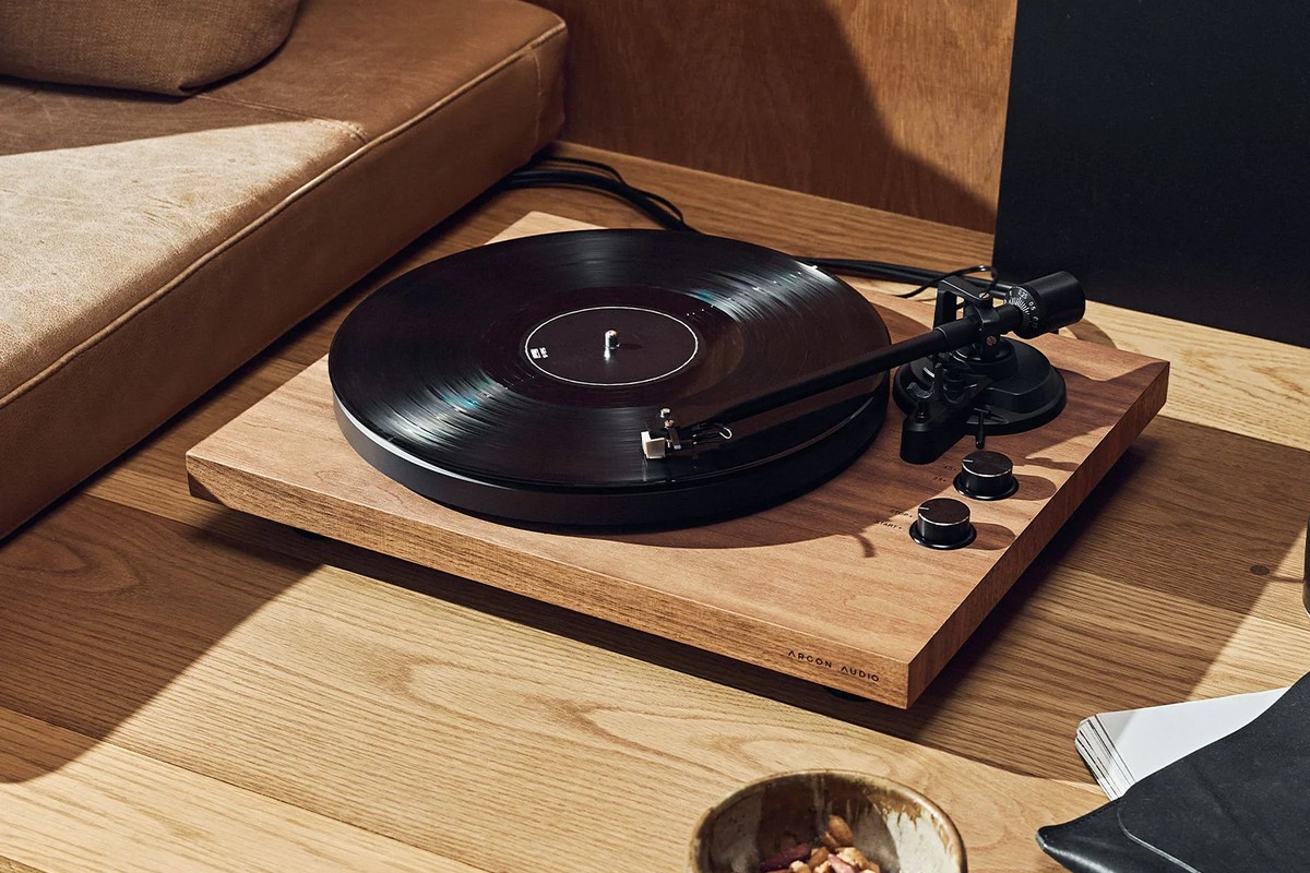 Platine en noyer avec un disque, posée sur une table basse