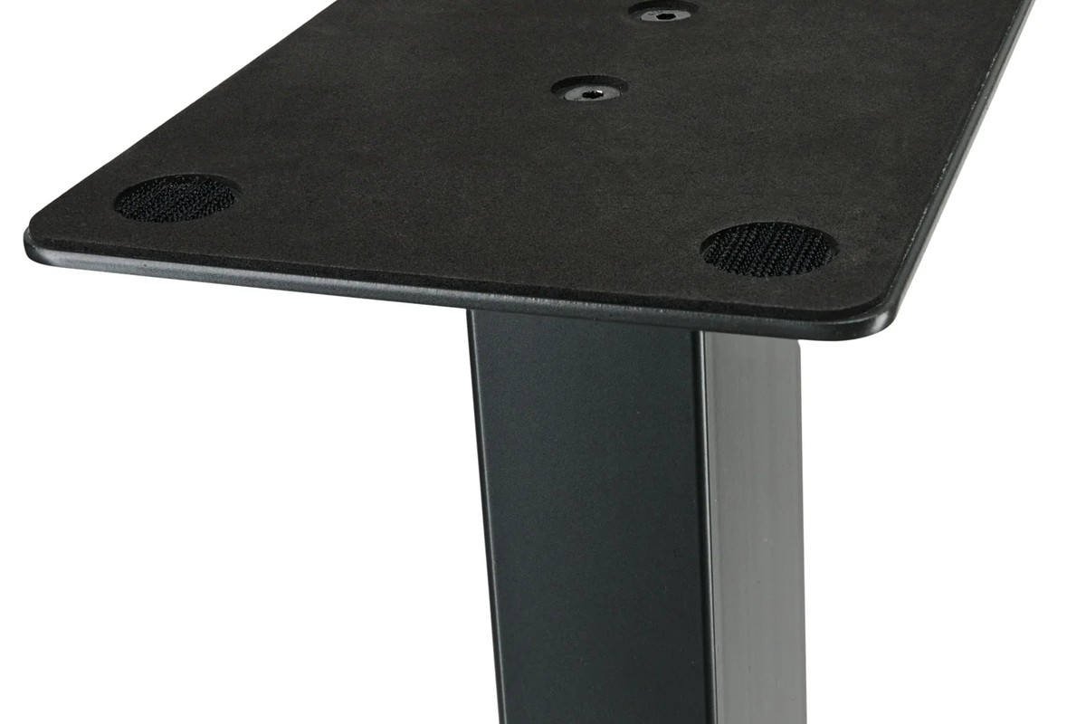 Close-up of the black top plate with its foam pads