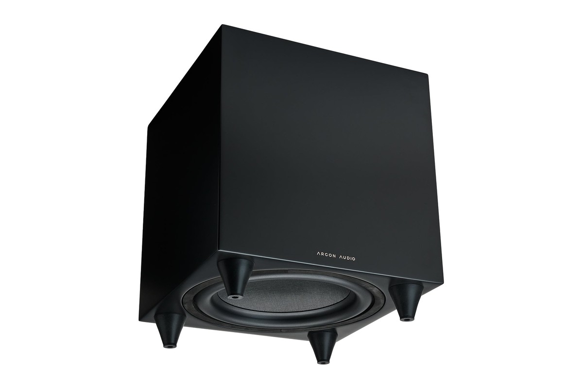 Mattschwarzer Subwoofer von unten mit bodenwärts gerichtetem Treiber und Kegelfüssen