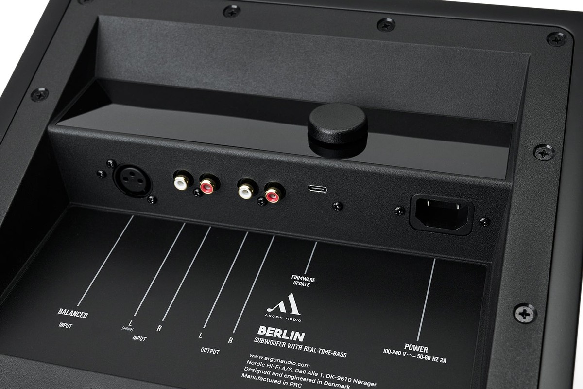 Rückseite mit XLR- und Cinch-Eingängen, USB-C-Anschluss und Drehregler