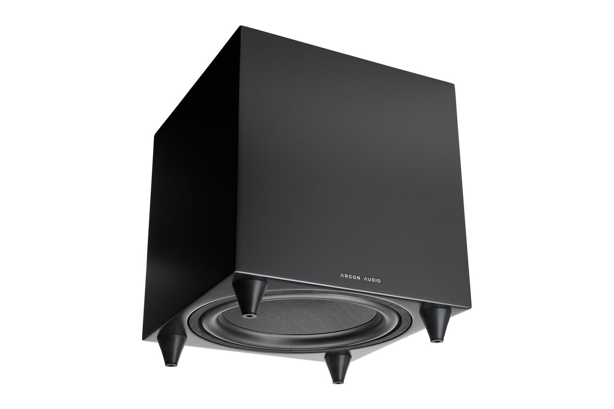 Subwoofer nero opaco visto dal basso, con altoparlante rivolto al pavimento e piedini conici