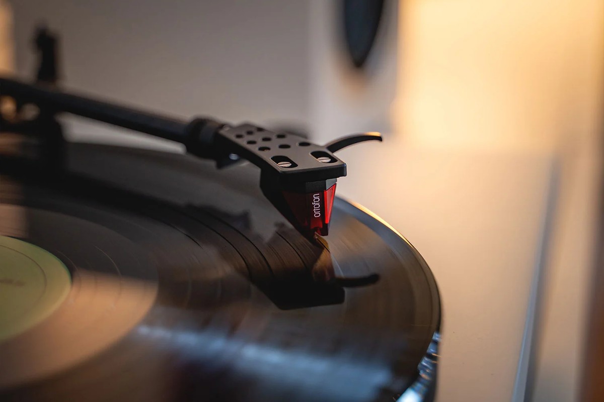 Cellule rouge posée sur un disque en rotation, vue de près