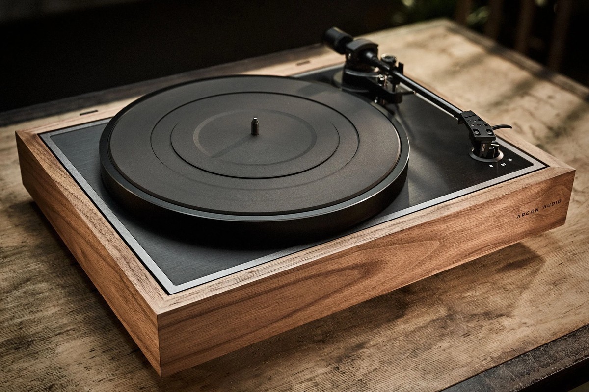 Platine en noyer sur une table en bois dans une pièce tamisée