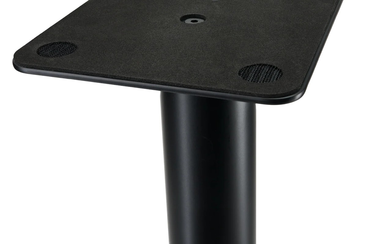 Close-up of the black top plate with its foam pads