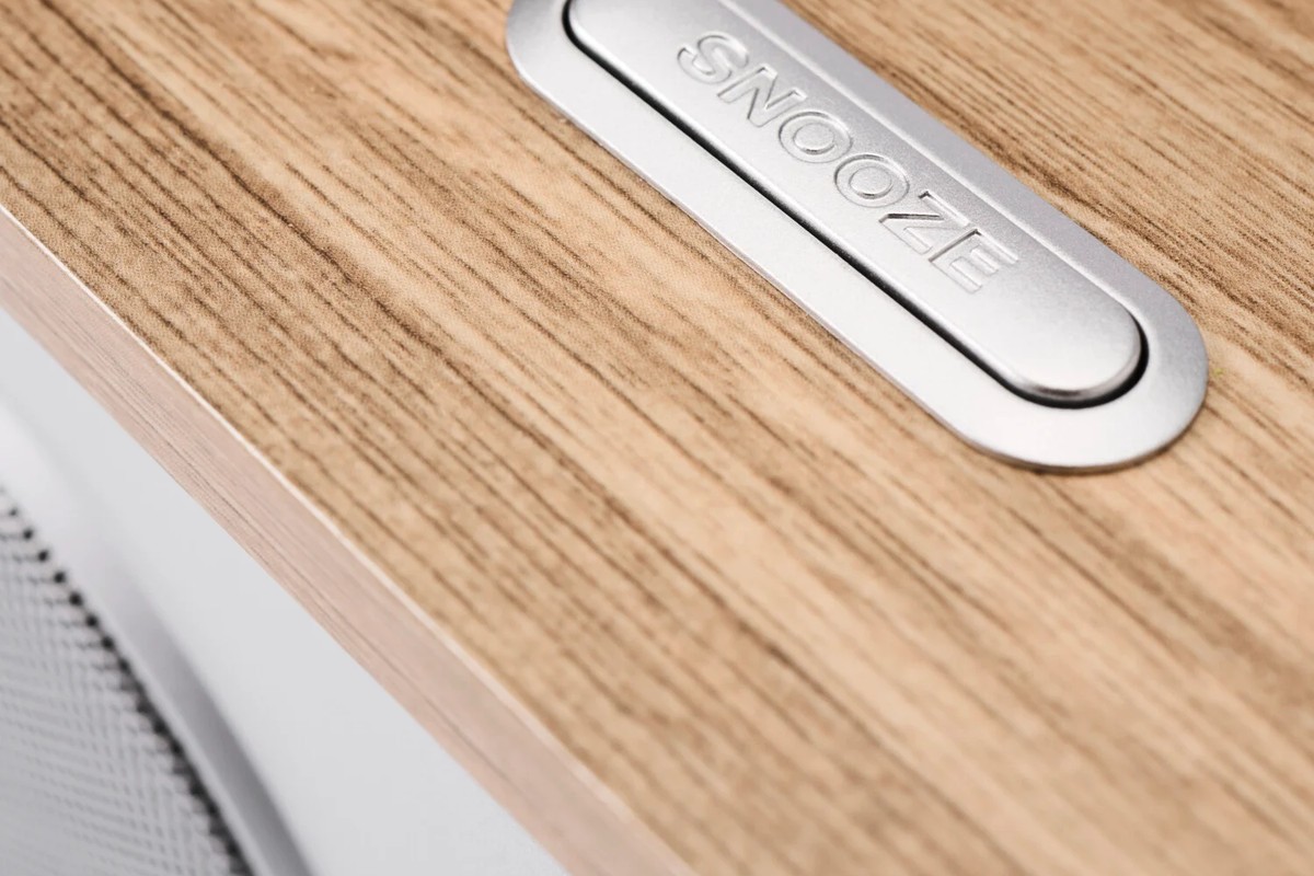 Touche Snooze encastrée sur le dessus d'un coffret en frêne