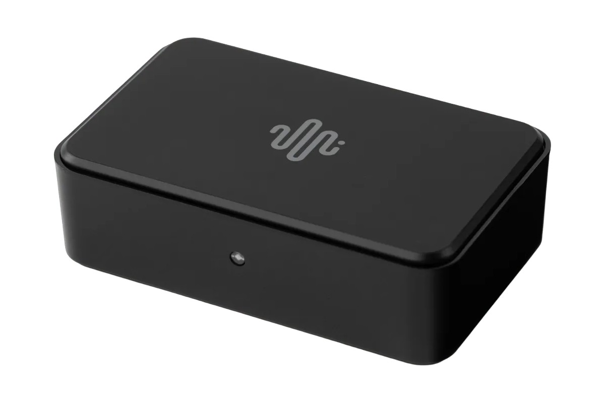 Récepteur Bluetooth noir vu de trois quarts, logo essentials sur le dessus