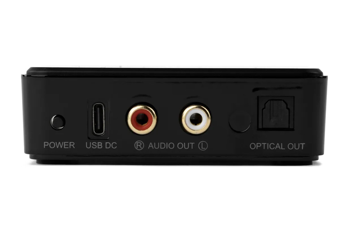 Face arrière avec bouton, prise USB-C, sorties RCA et optique