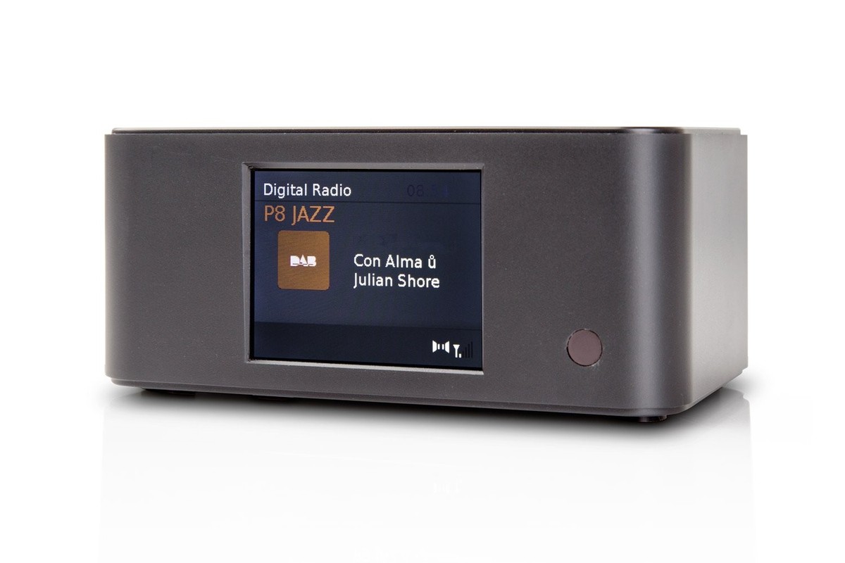 Vue de face d’un adaptateur DAB+ noir avec son afficheur