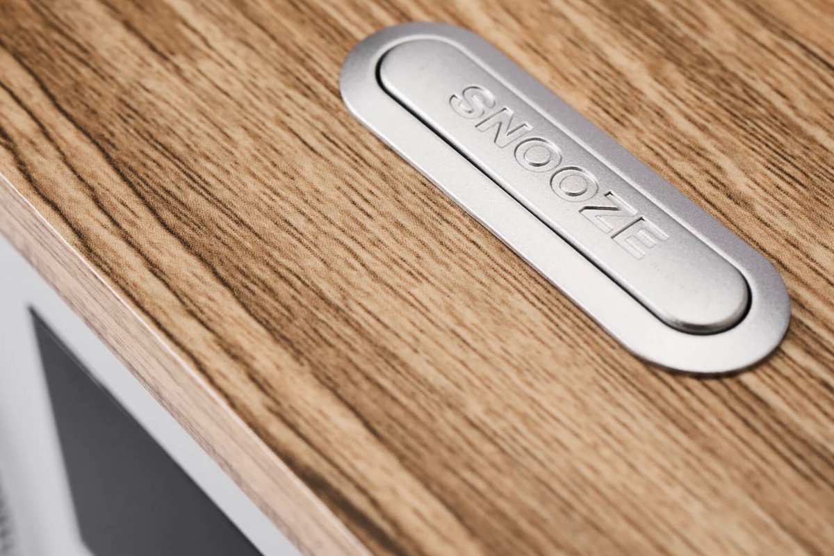 Touche Snooze encastrée sur le dessus d'un coffret en frêne