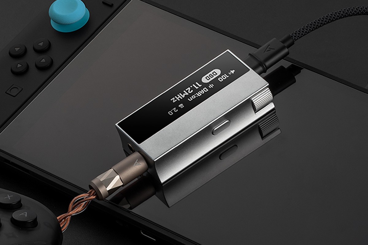 DAC USB Astell&Kern AK HC5 posé avec du matériel audio