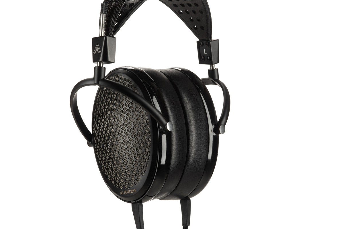 Audeze CRBN, cuffia elettrostatica, vista di tre quarti