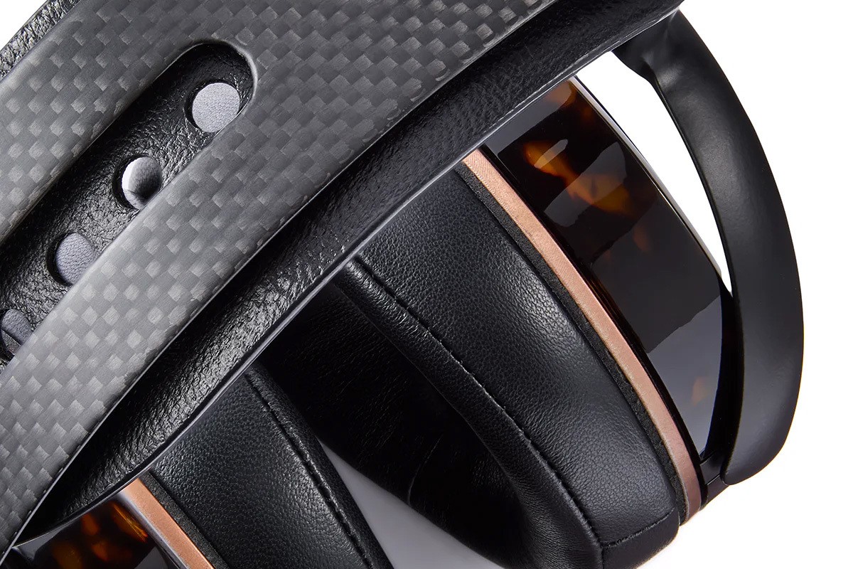 Close-up of the carbon fibre headband and the tortoiseshell earcup