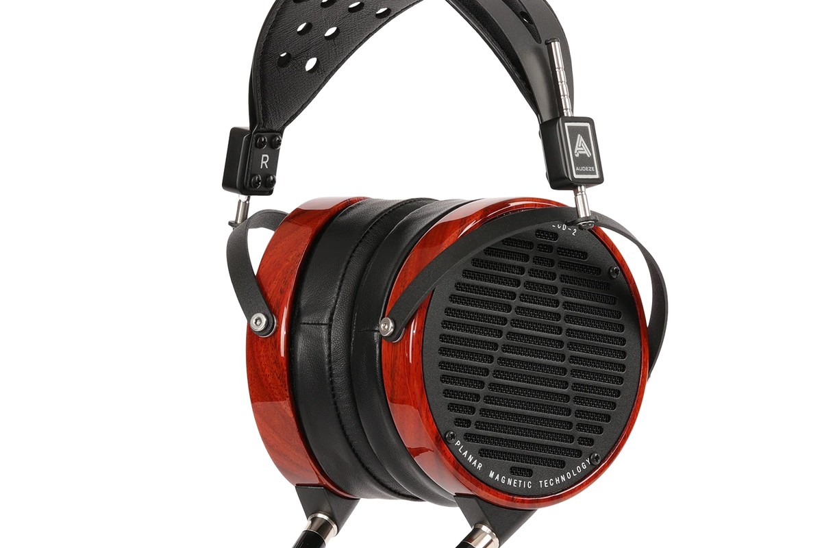Casque à bagues de bois vu de trois quarts, câble détachable connecté