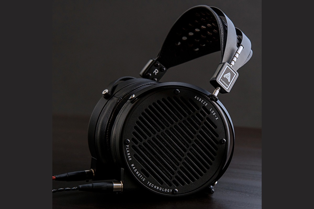 Side view, suspended headband and leather earpads on a dark background