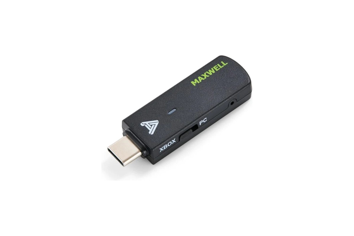 Dongle USB-C di ricambio per la cuffia Maxwell Xbox, vista di tre quarti su sfondo bianco