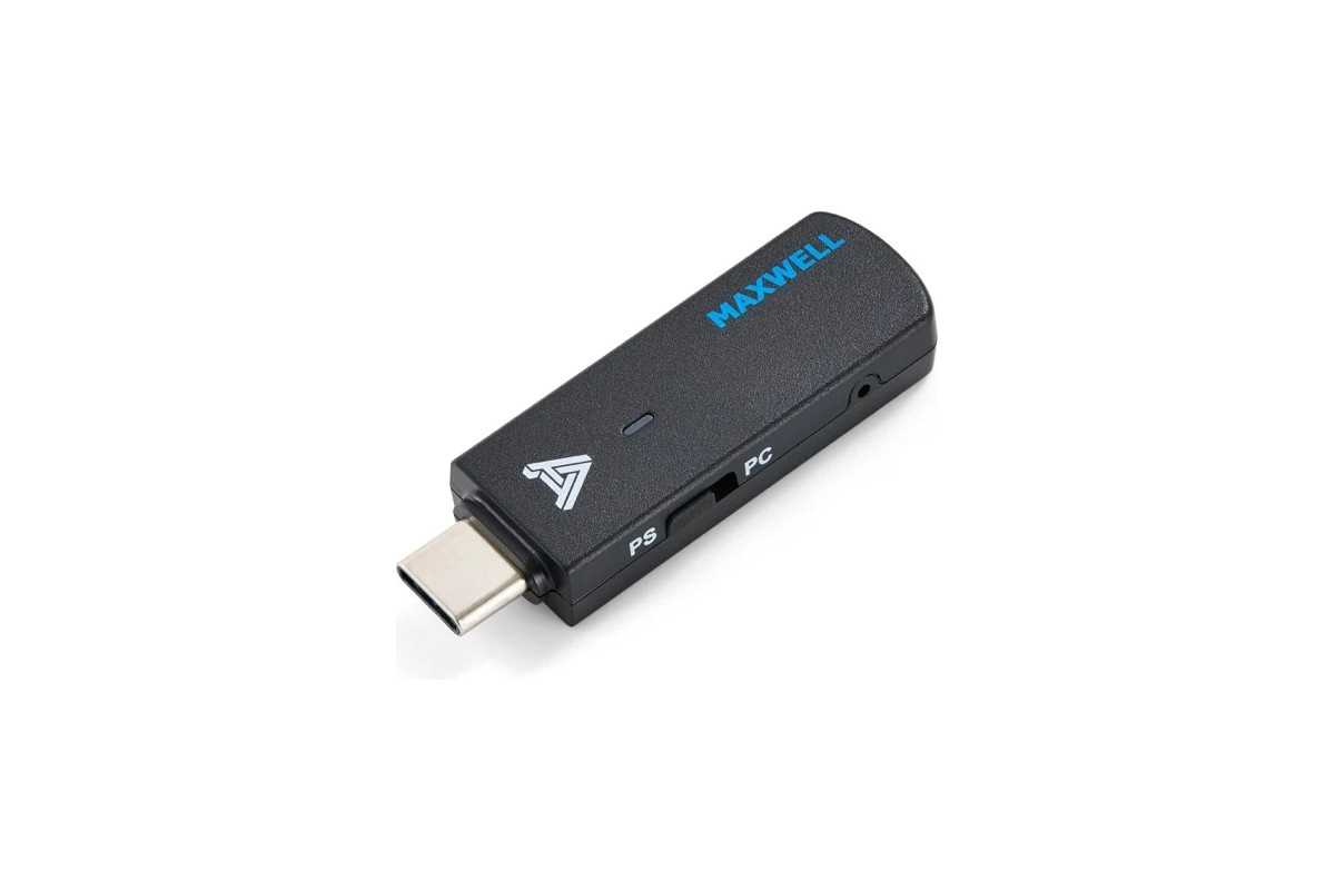 Dongle visto di tre quarti, selettore PS/PC e spina USB-C