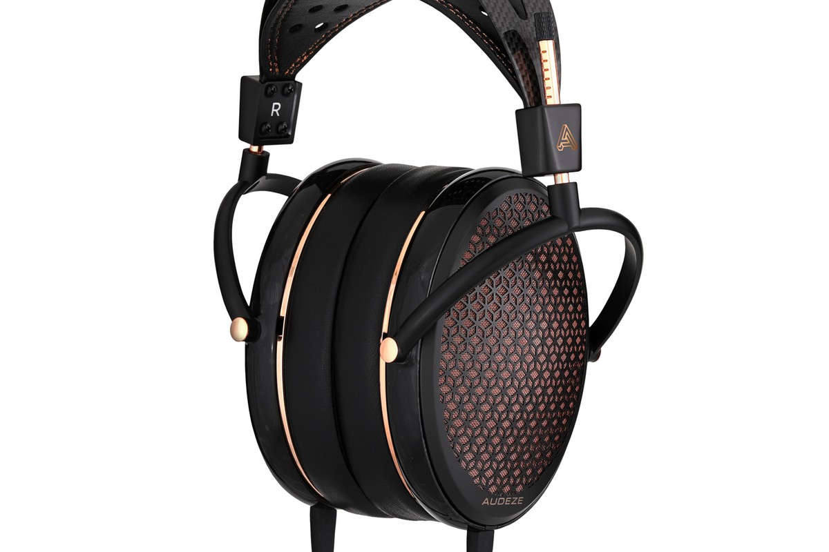 Cuffia Audeze CRBN2 vista di tre quarti, padiglione in carbonio e griglia ramata