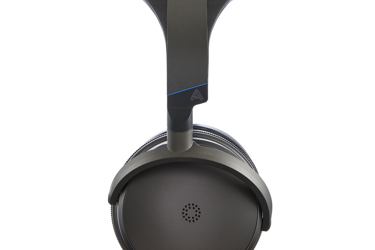 Detail of the articulated yoke and logo on the right earcup