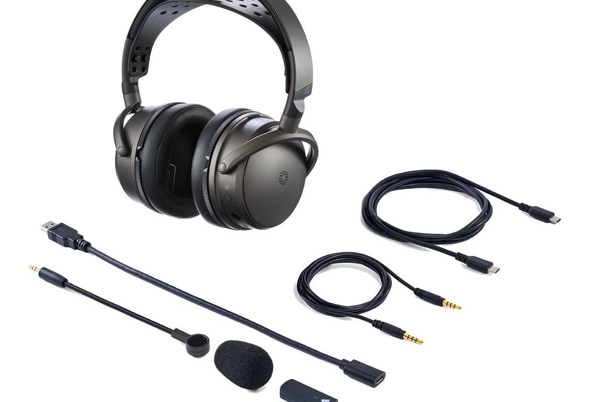 Headset and accessories supplied: detachable microphone, USB-C and jack cables, dongle