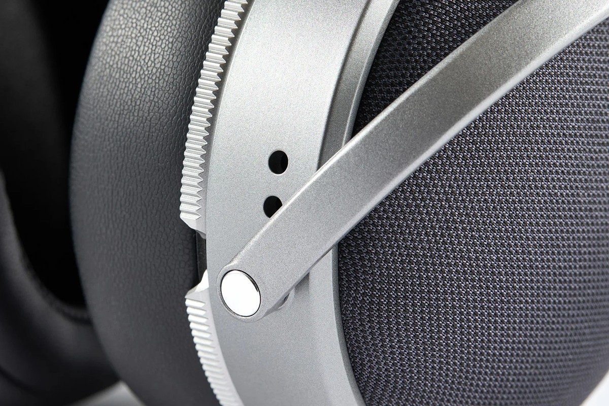 Détail du mécanisme d'articulation en aluminium de l'oreillette du casque Audeze