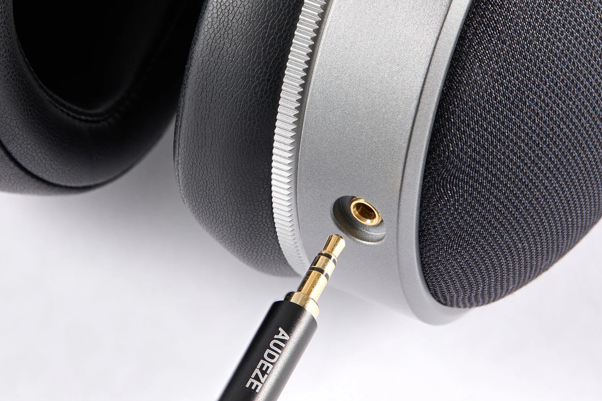 Fiche jack 3,5 mm Audeze connectée à l'oreillette du casque fermé