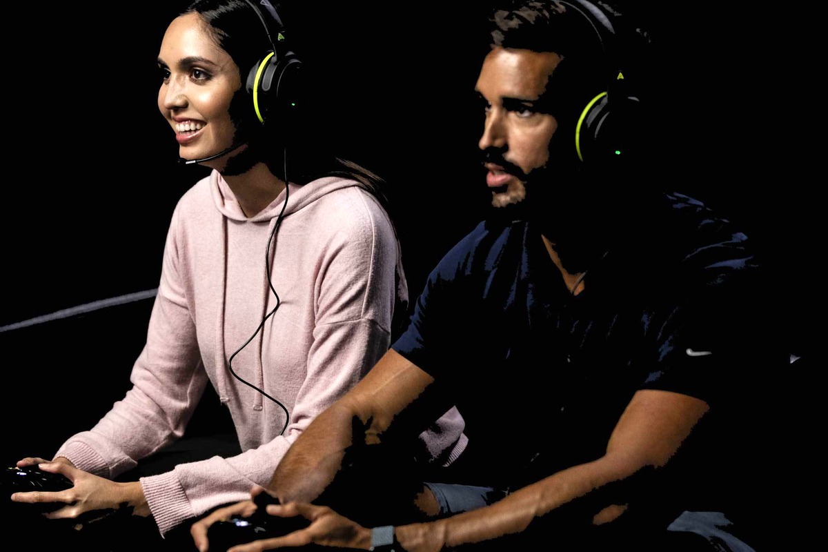 Due giocatori con le cuffie durante una sessione di gioco
