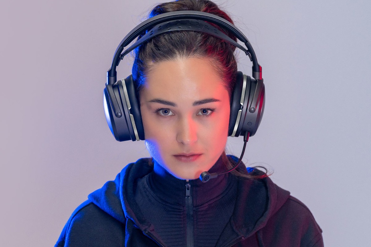 Casque gaming porté avec micro déployé, réduction de bruit active