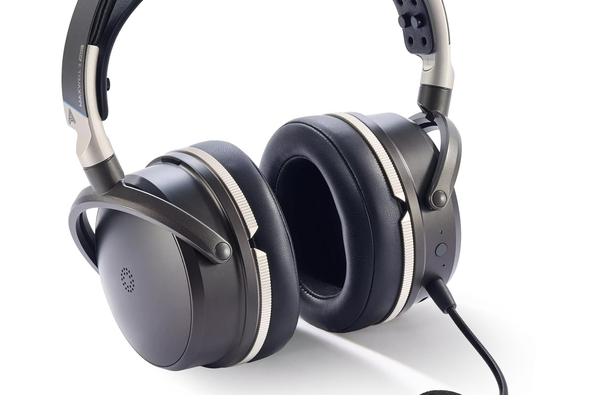 Audeze Maxwell 2 ANC, vista a tre quarti, finitura PlayStation