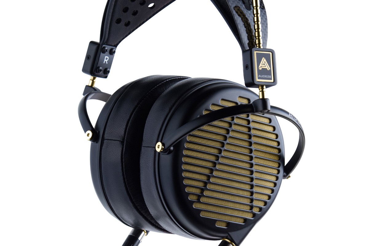 Cuffia Audeze LCD-4z vista di tre quarti, griglia dorata e archetto traforato
