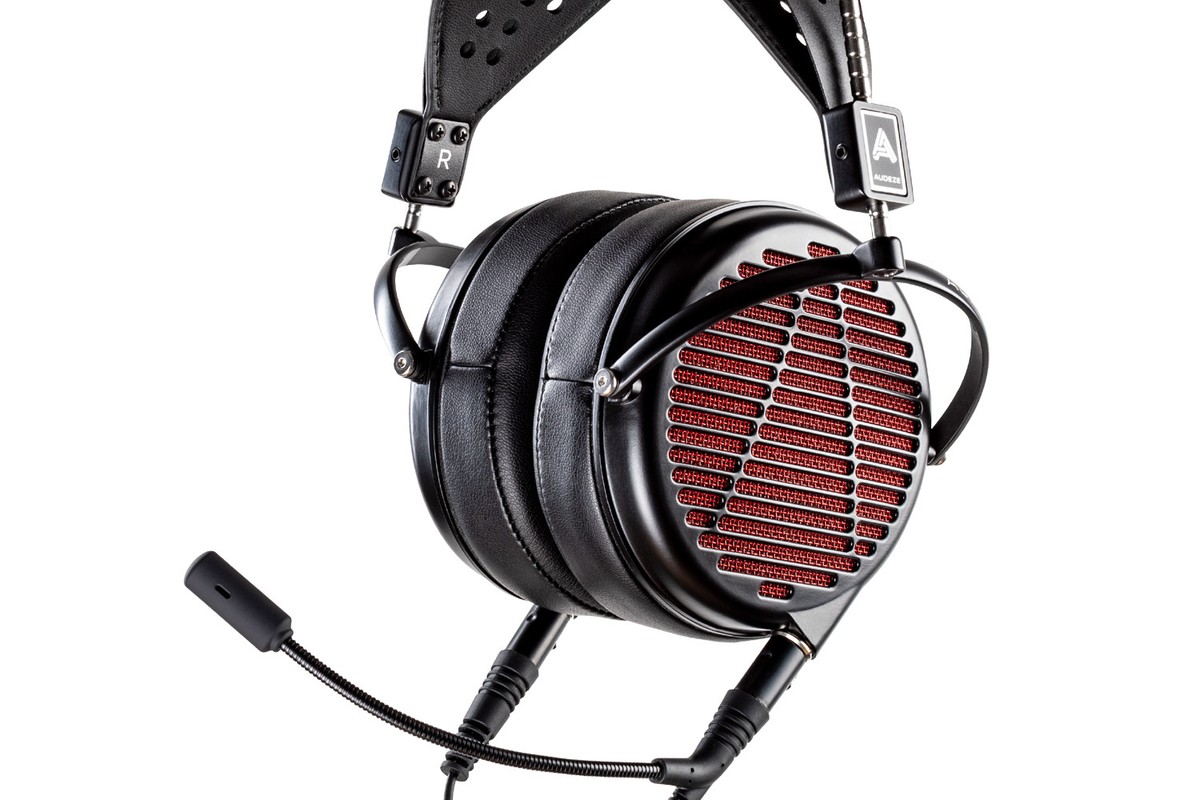 Audeze LCD-GX visto di tre quarti, griglia rossa e scocca in magnesio